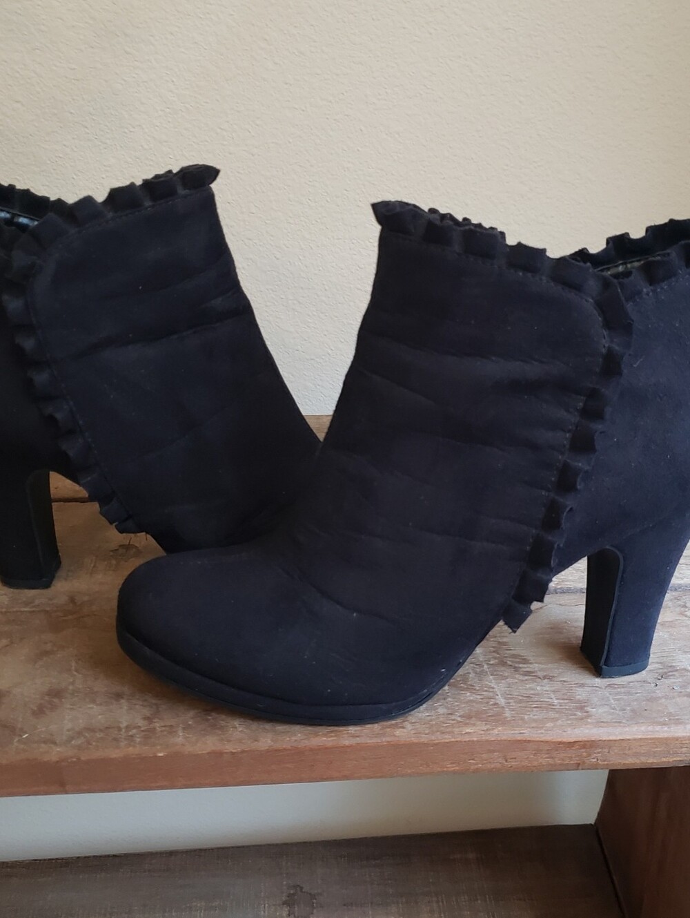Fashion Bug Black Ruffle-Trim Ankle Booties Size 7.5 - Picture 3 of 7